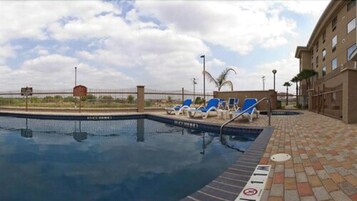 Una piscina al aire libre