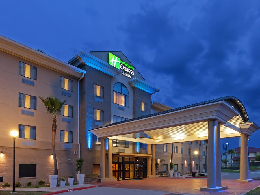 Fachada da propriedade à noite