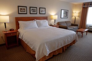 Pillow-top beds, desk, laptop workspace, iron/ironing board - Holiday Inn Battle Creek by IHG (Battle Creek)