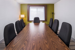 A conference room with a wooden table and six chairs. - Holiday Inn Express Sierra Vista by IHG (Sierra Vista)