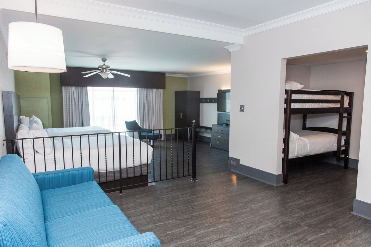 Premium bedding, in-room safe, desk, iron/ironing board