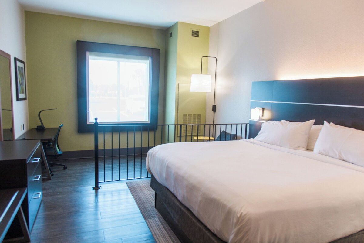 Premium bedding, in-room safe, desk, iron/ironing board