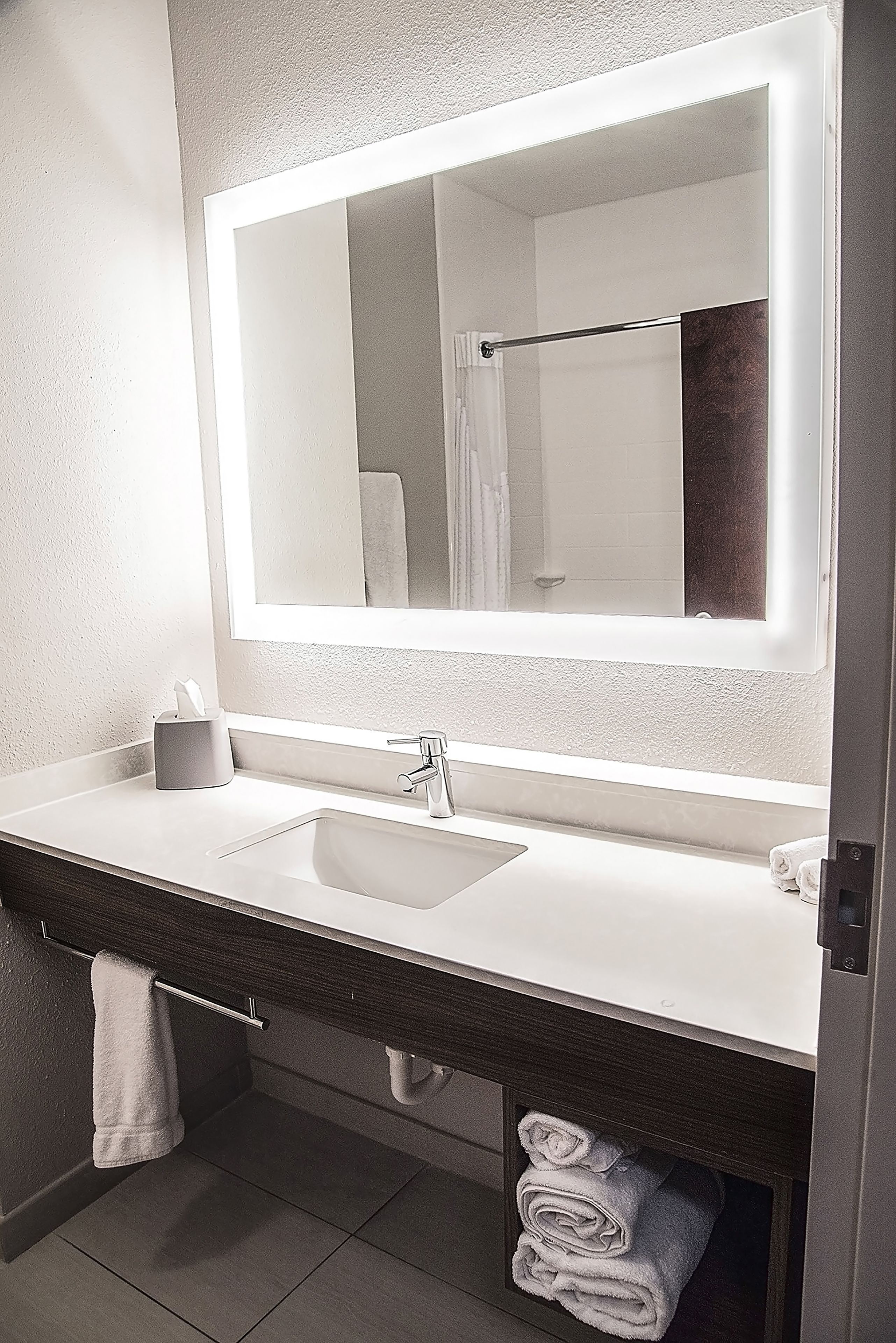 hydromassage showerhead, hair dryer, towels