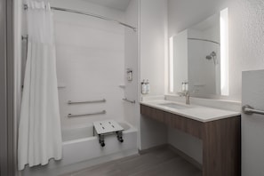 Standard Room, 1 King Bed, Accessible (Mobility, Accessible Tub) | Bathroom | Hydromassage showerhead, hair dryer, towels