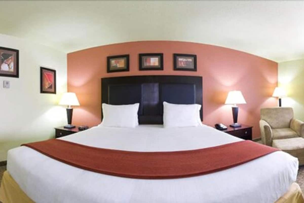 standard room, 1 king bed | desk, laptop workspace, iron/ironing board, free cots/infant beds