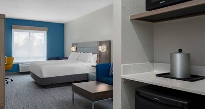 Holiday Inn Express & Suites Alexandria by IHG