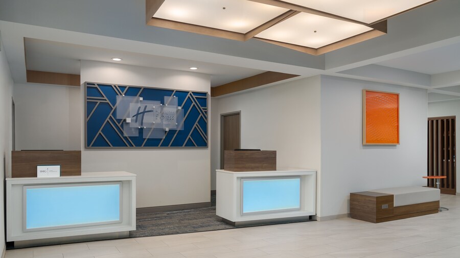 Holiday Inn Express & Suites Alexandria by IHG