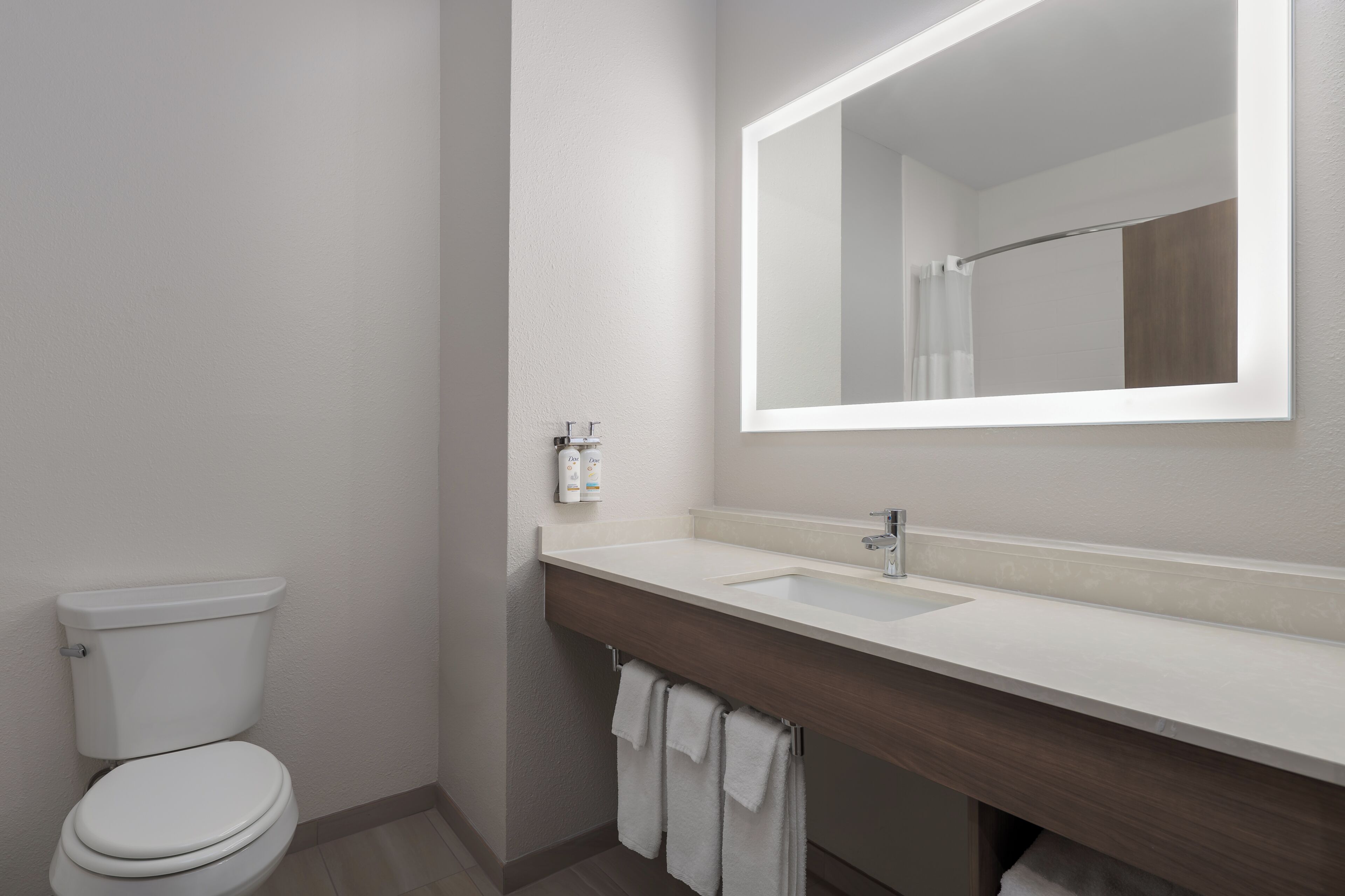 Hydromassage showerhead, hair dryer, towels