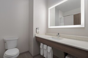 Een hydromassagedouche, een haardroger, handdoeken