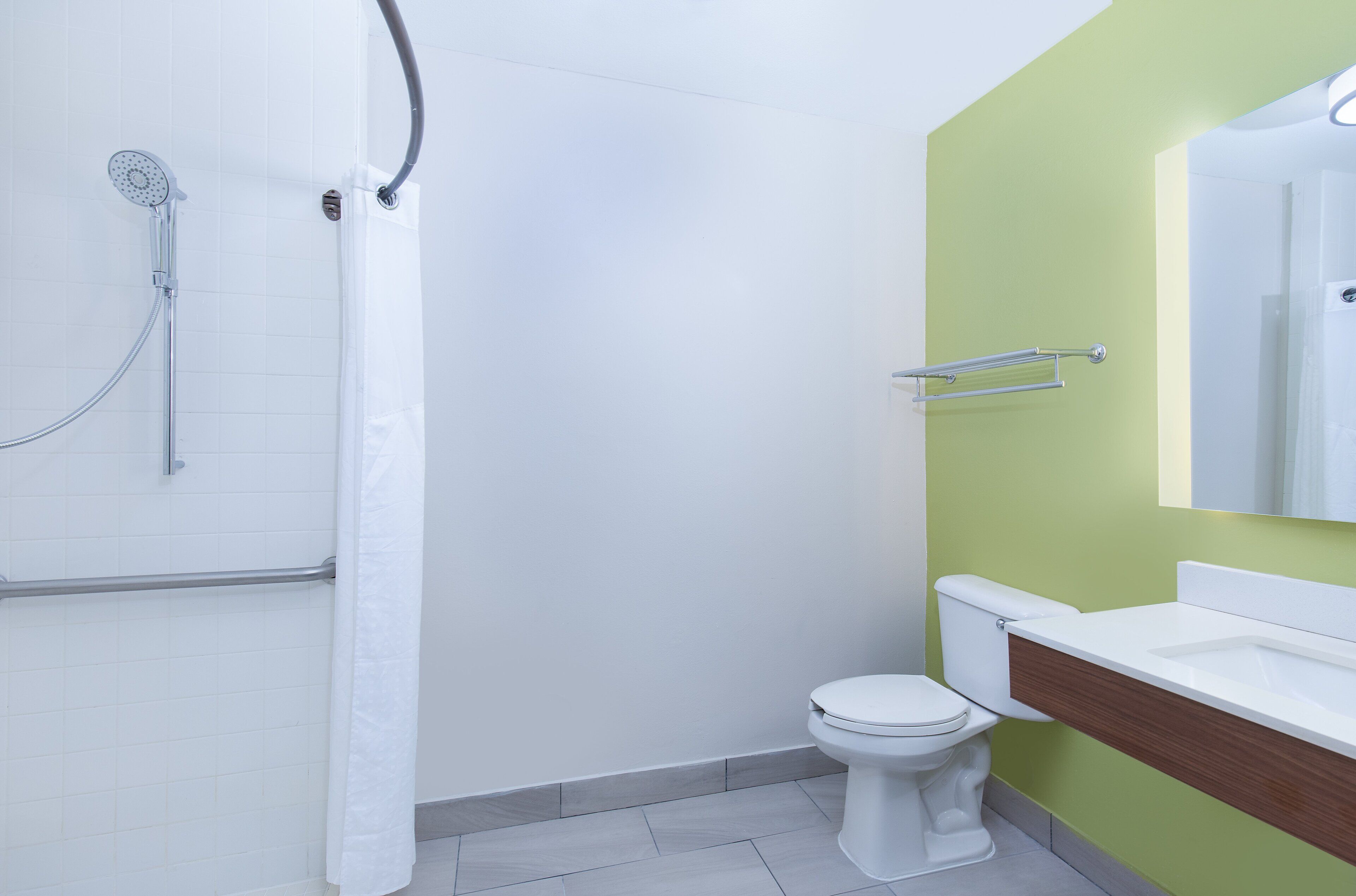 combined shower/bathtub, hair dryer, towels