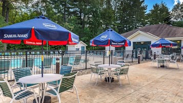 Indoor pool, seasonal outdoor pool, pool loungers