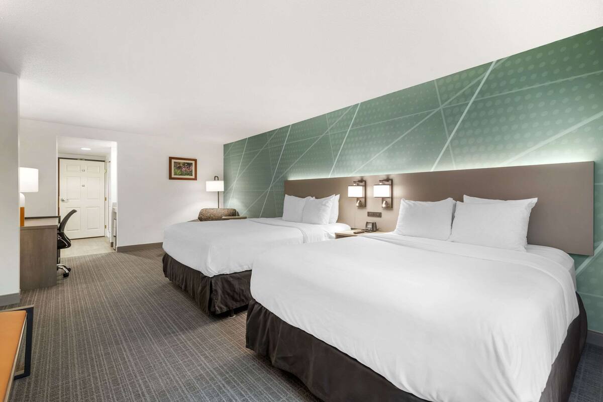 premium bedding, pillow-top beds, in-room safe, desk