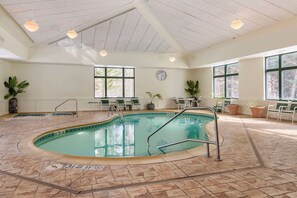 Indoor pool, seasonal outdoor pool, sun loungers - Comfort Inn & Suites Lake George (Lake George)