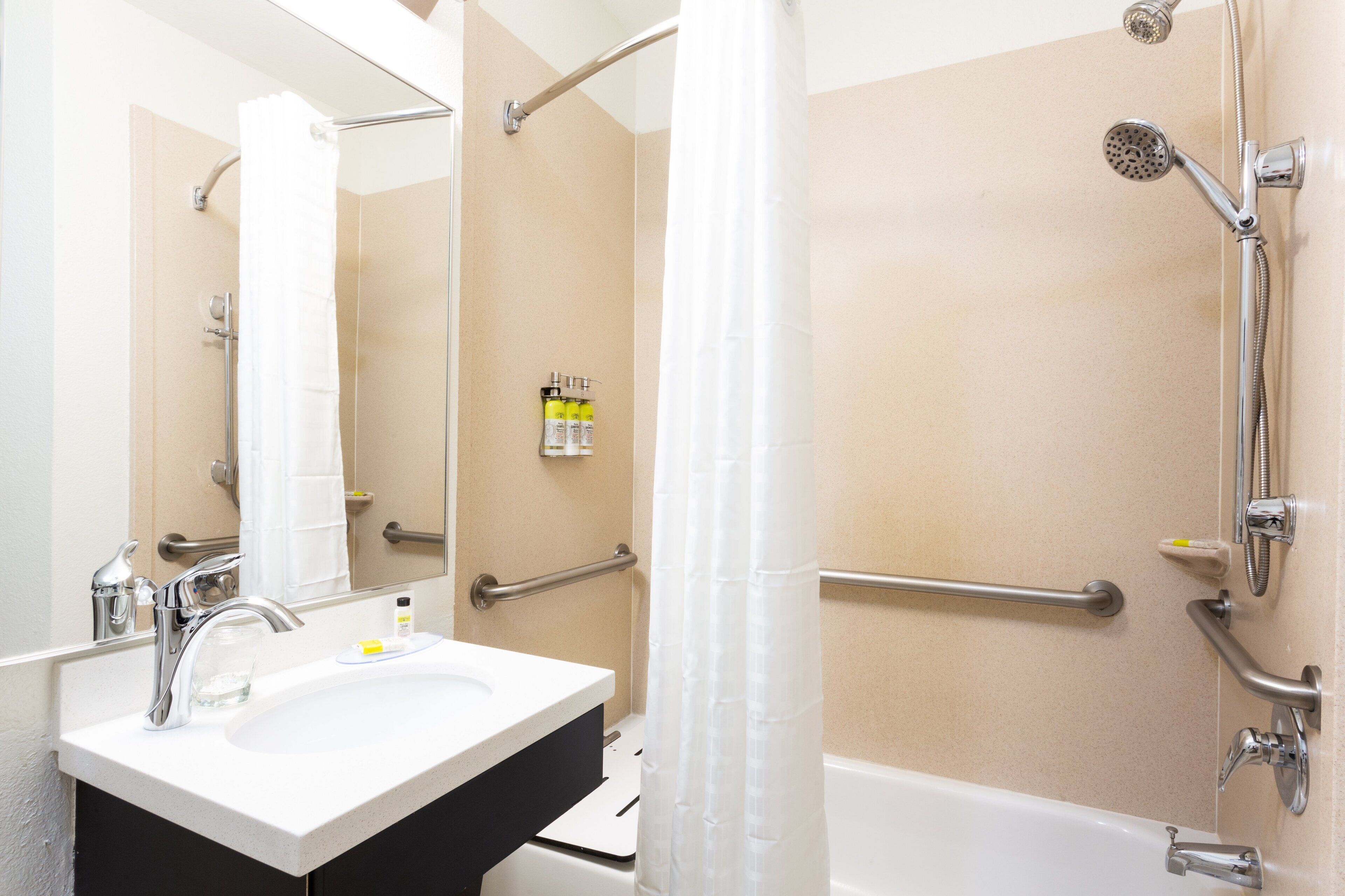 studio suite (hearing) | bathroom | free toiletries, hair dryer, towels