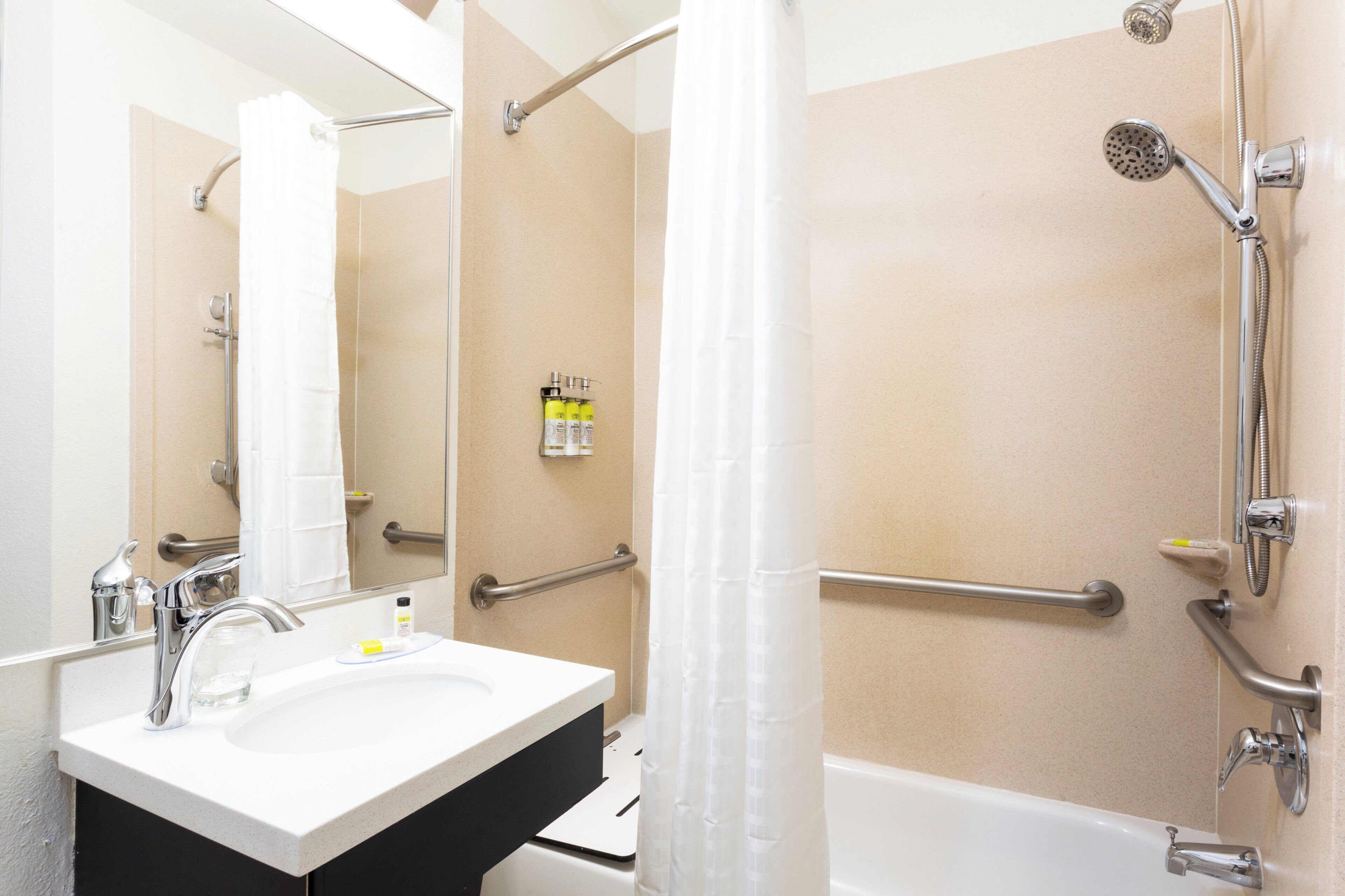 Suite studio (Hearing) | Salle de bain | Articles de toilette (gratuits), séchoir à cheveux, serviettes fournies