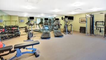 Ein Fitnessstudio mit Laufbändern, Ergometer und Kurzhanteln.