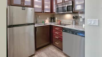 Refrigerador, microondas, placa de cocina, lavavajillas