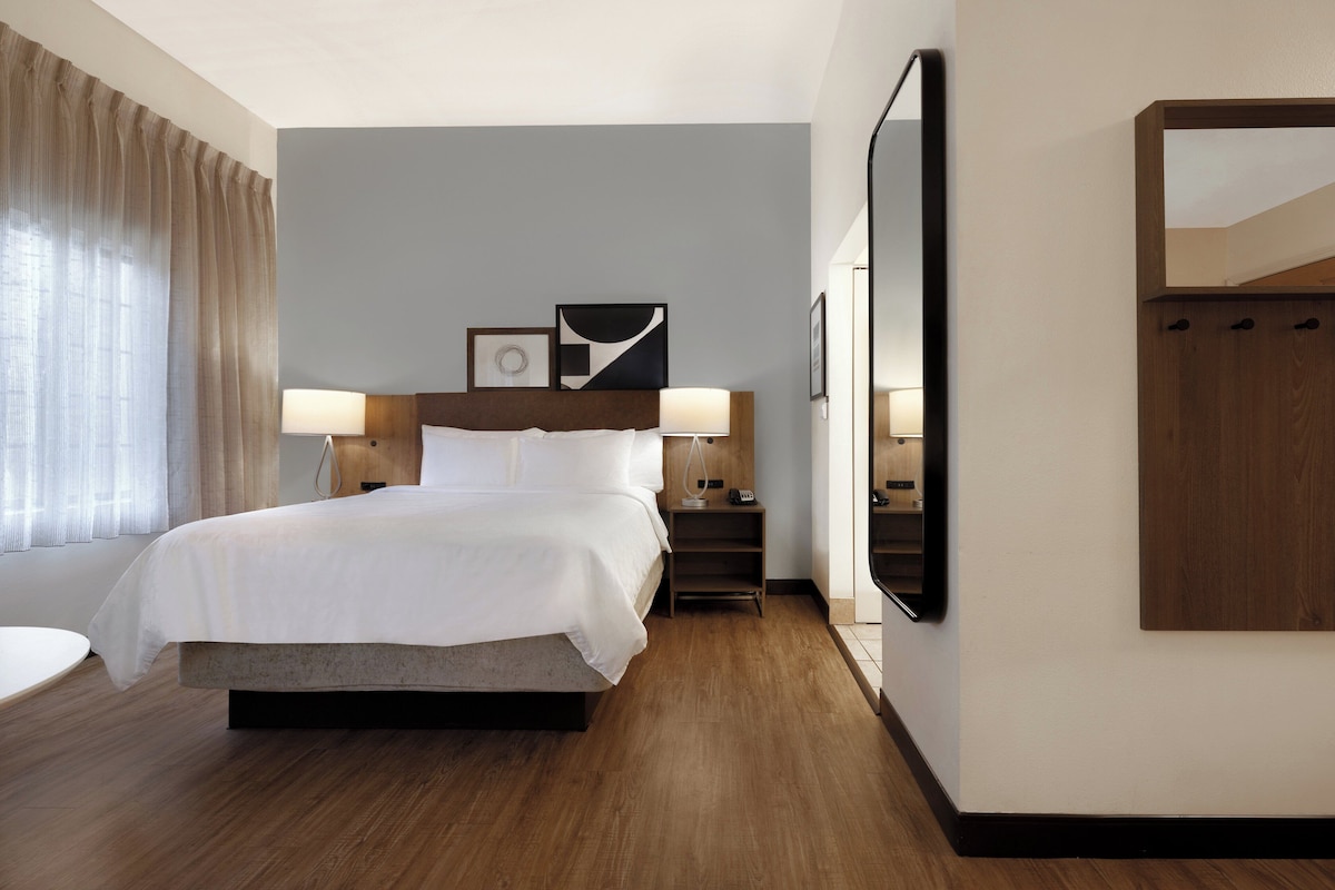 Suite monolocale, 1 letto queen | Biancheria da letto ipoallergenica, copriletto in piuma