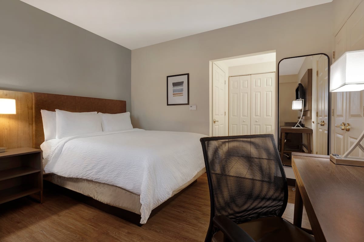 Hypo-allergenic bedding, down duvets, in-room safe, desk