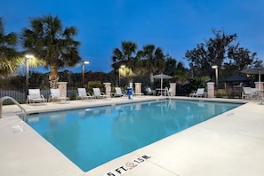 Piscine extérieure, parasols de plage, chaises longues