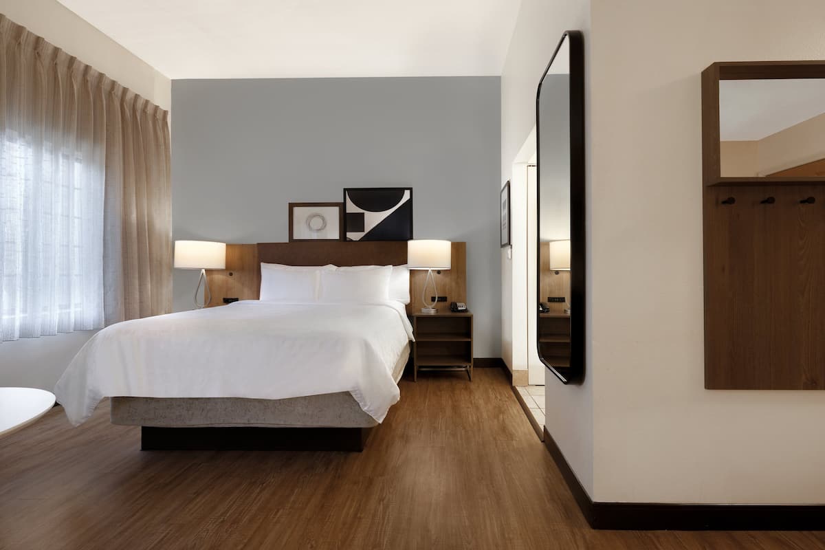 Suite estudio, 1 cama Queen size | Ropa de cama hipoalergénica y edredón