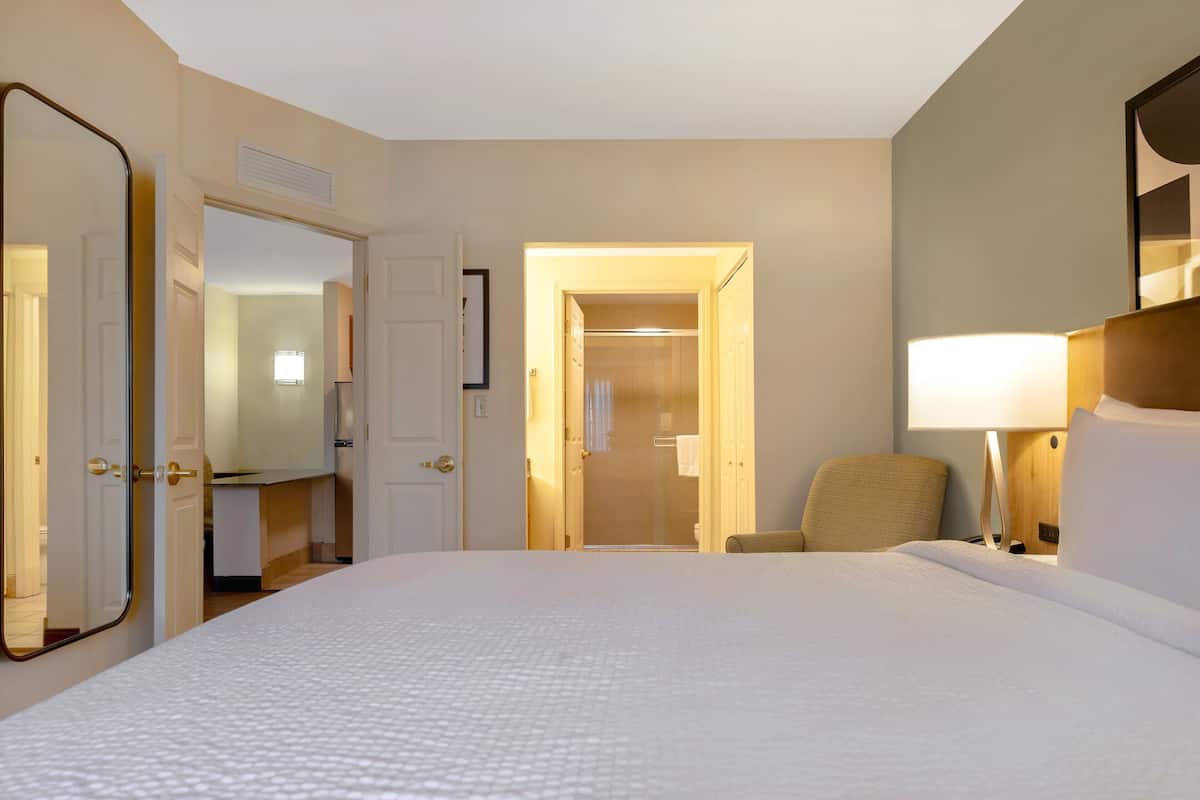 Suite, 2 Bedrooms, Accessible, Kitchen (Communications, Roll In Shower)