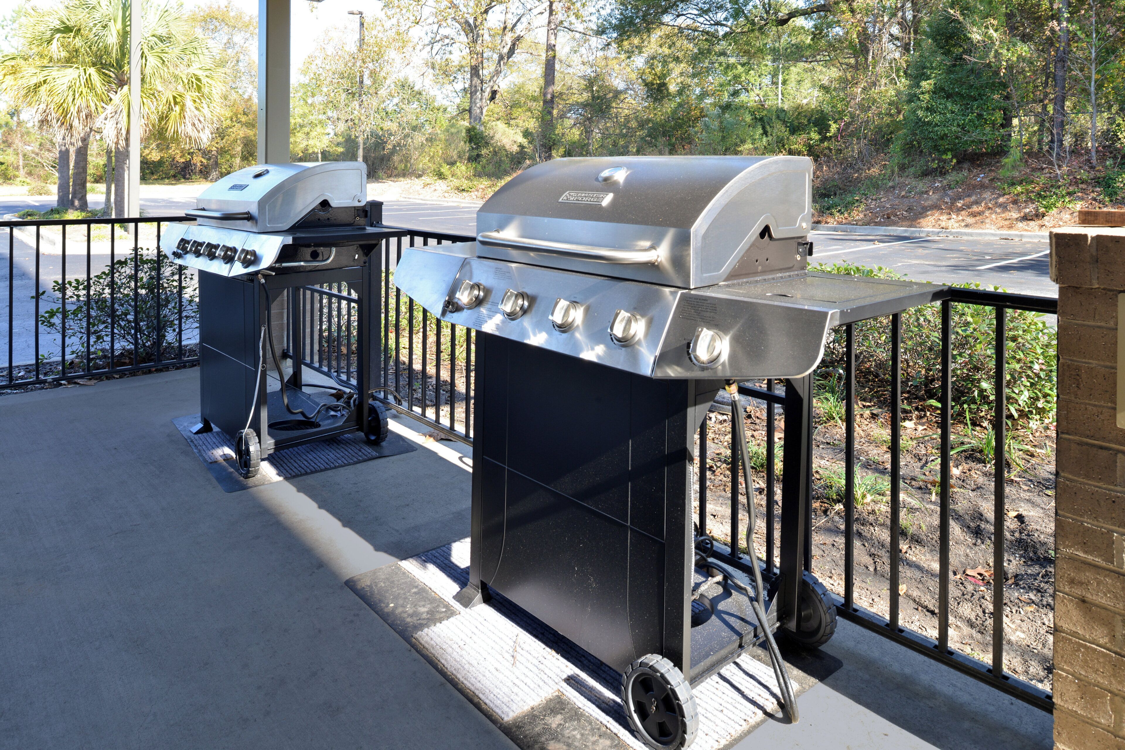 Un barbecue doté d’un écran numérique, d’une alimentation en gaz et de roues pour faciliter son déplacement.