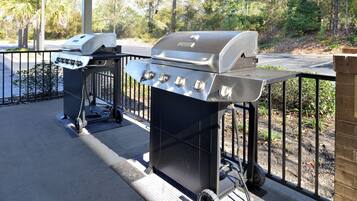 Un barbecue doté d’un écran numérique, d’une alimentation en gaz et de roues pour faciliter son déplacement.
