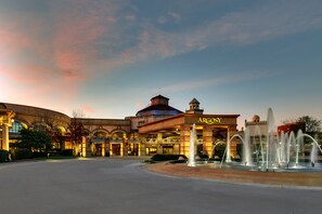 A hotel with a fountain, a large archway, and a sign that reads "ARGOSY". - Argosy Casino & Hotel (Riverside)