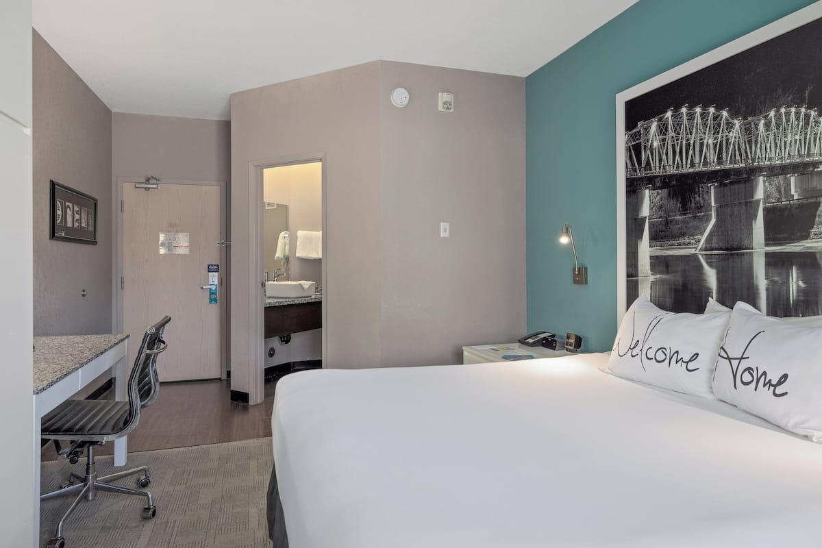 Standard Room, 1 King Bed | Premium bedding, individually decorated, individually furnished, desk