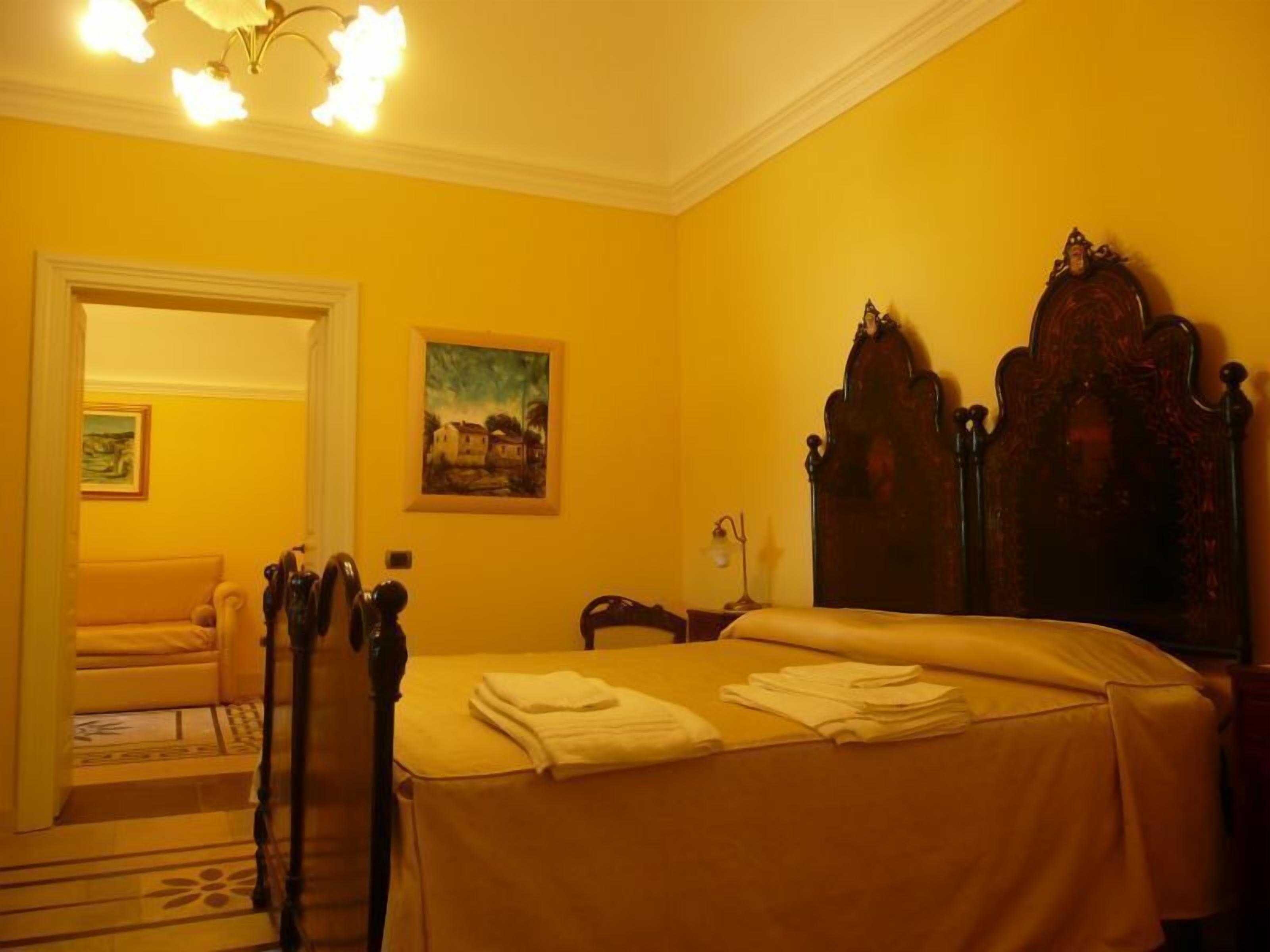 Minibaari, tallelokero huoneessa, työpöytä, vauvansängyt