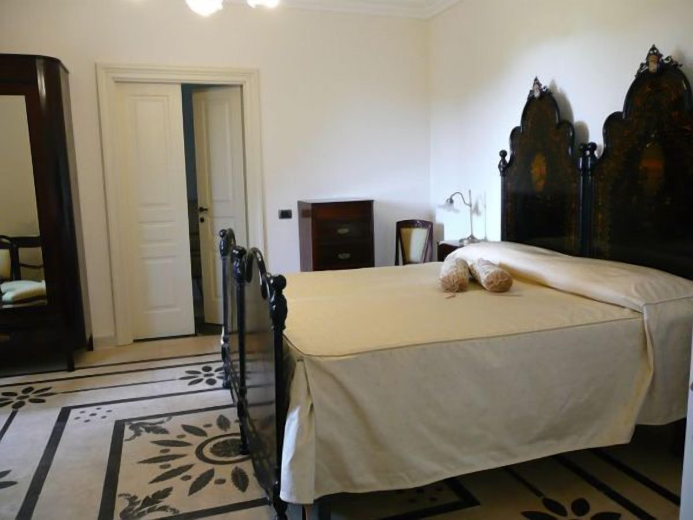 Standard - kahden hengen huone | Minibaari, tallelokero huoneessa, työpöytä, vauvansängyt