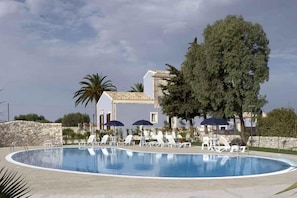 Piscine extérieure en saison