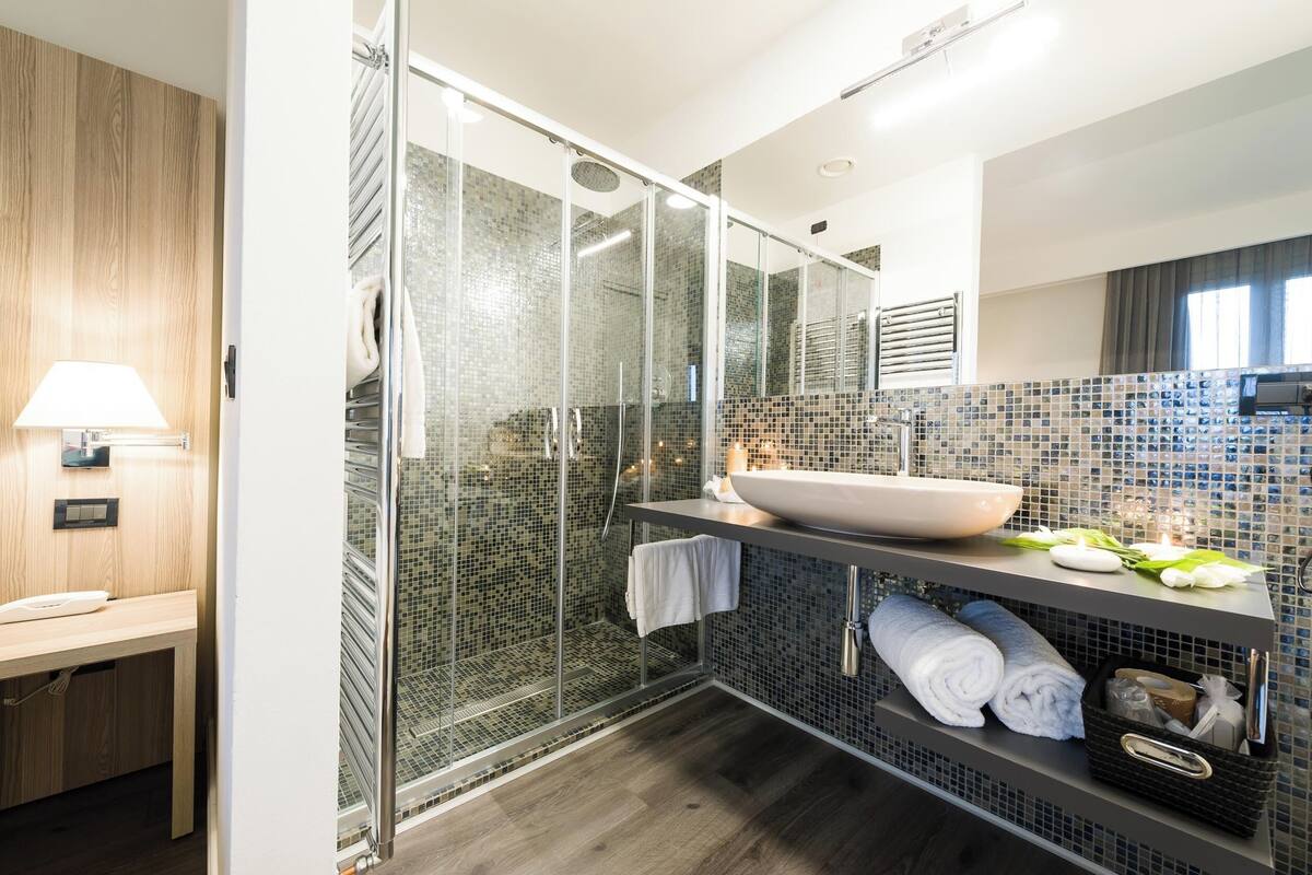 junior double room | bathroom | free toiletries, hair dryer, bidet, towels