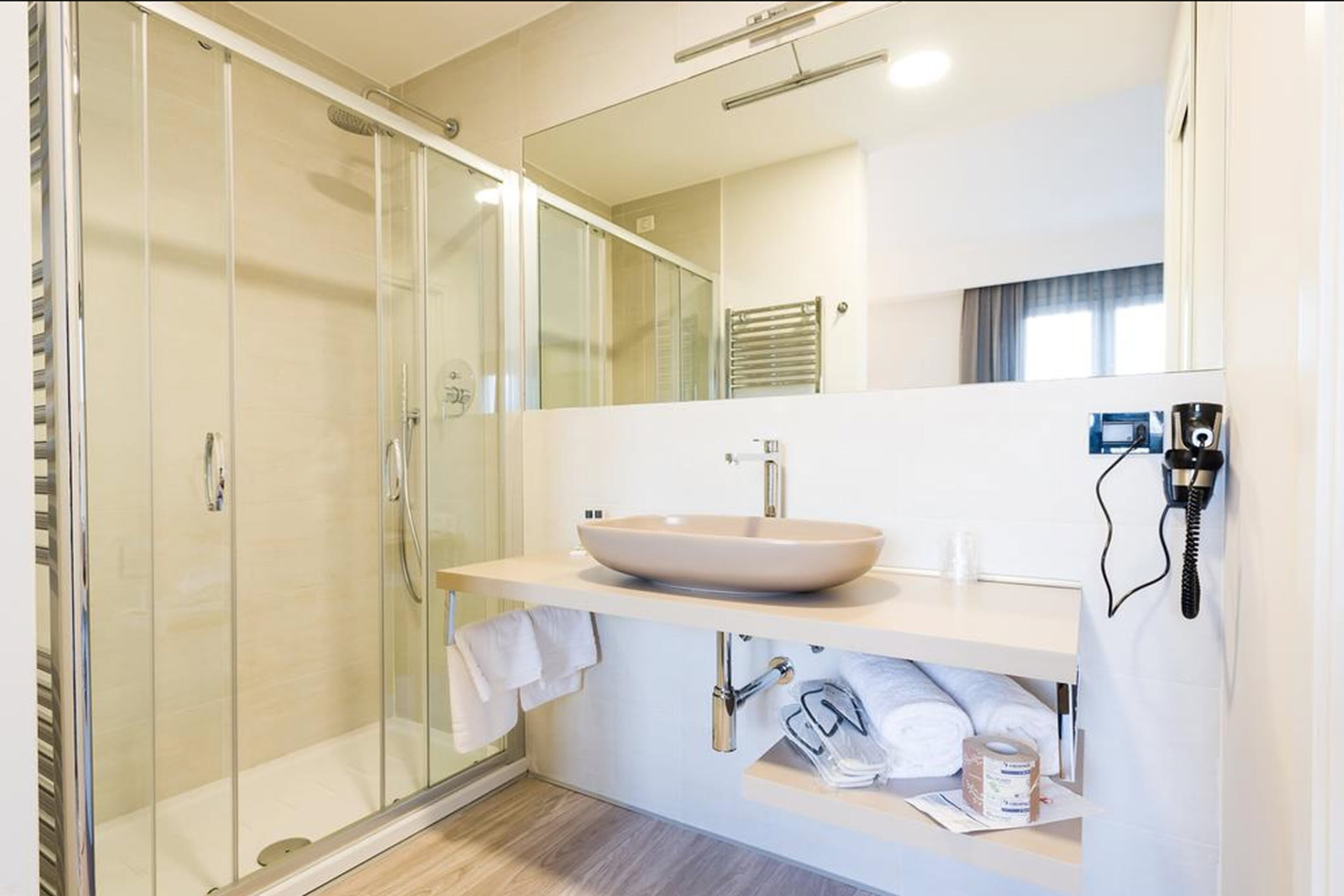 junior double room | bathroom | free toiletries, hair dryer, bidet, towels