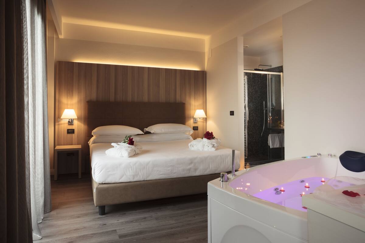 deluxe double room | 1 bedroom, minibar, in-room safe, desk