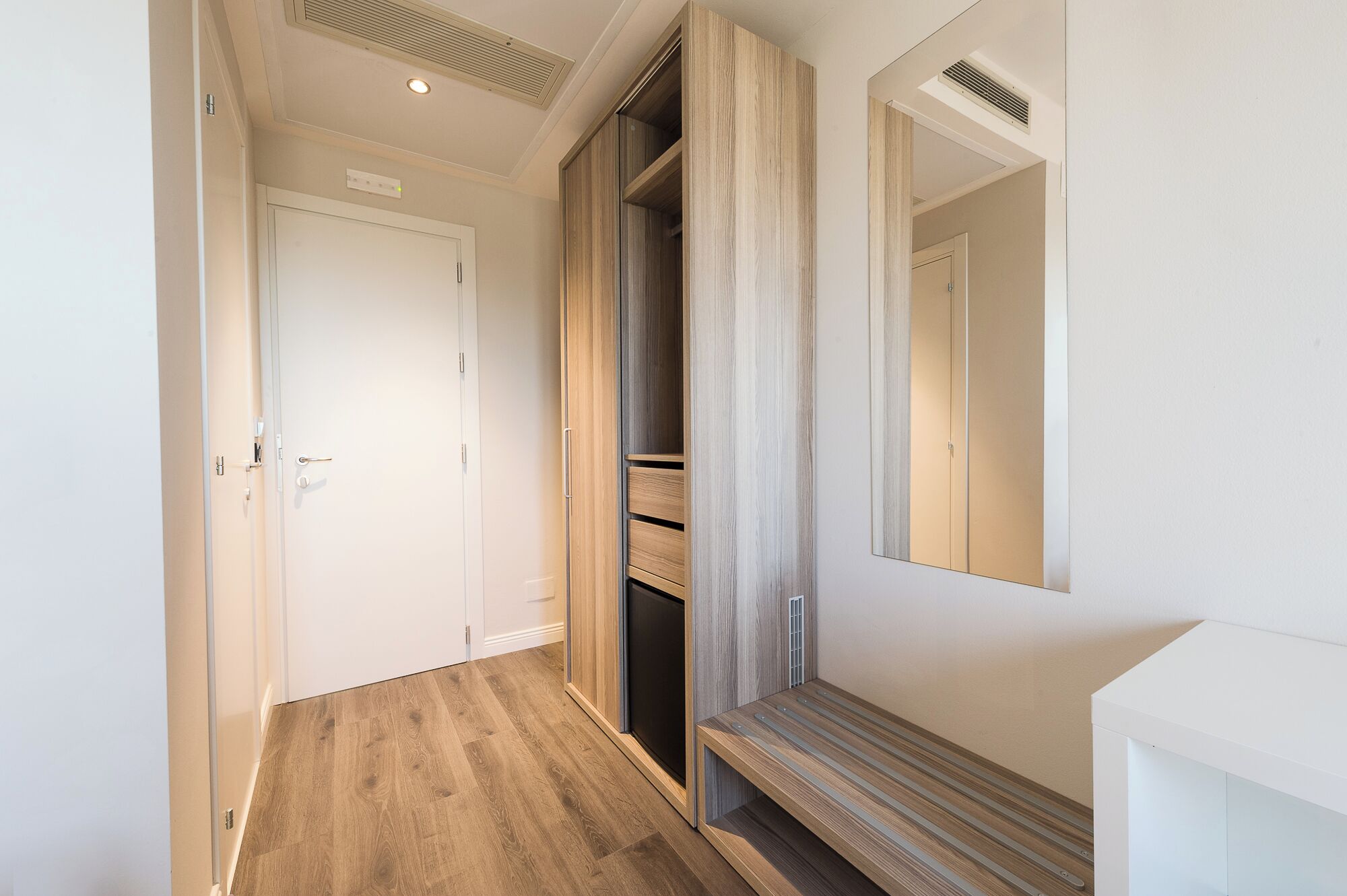 deluxe double room | 1 bedroom, minibar, in-room safe, desk