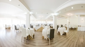 Se sirven desayunos, comidas, cenas y cocina italiana