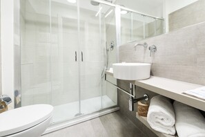 Amenidades de baño gratuitas, secadora de cabello, bidet, toallas 