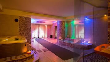 Behandelingskamers voor koppels, een sauna, een bubbelbad, een stoombad