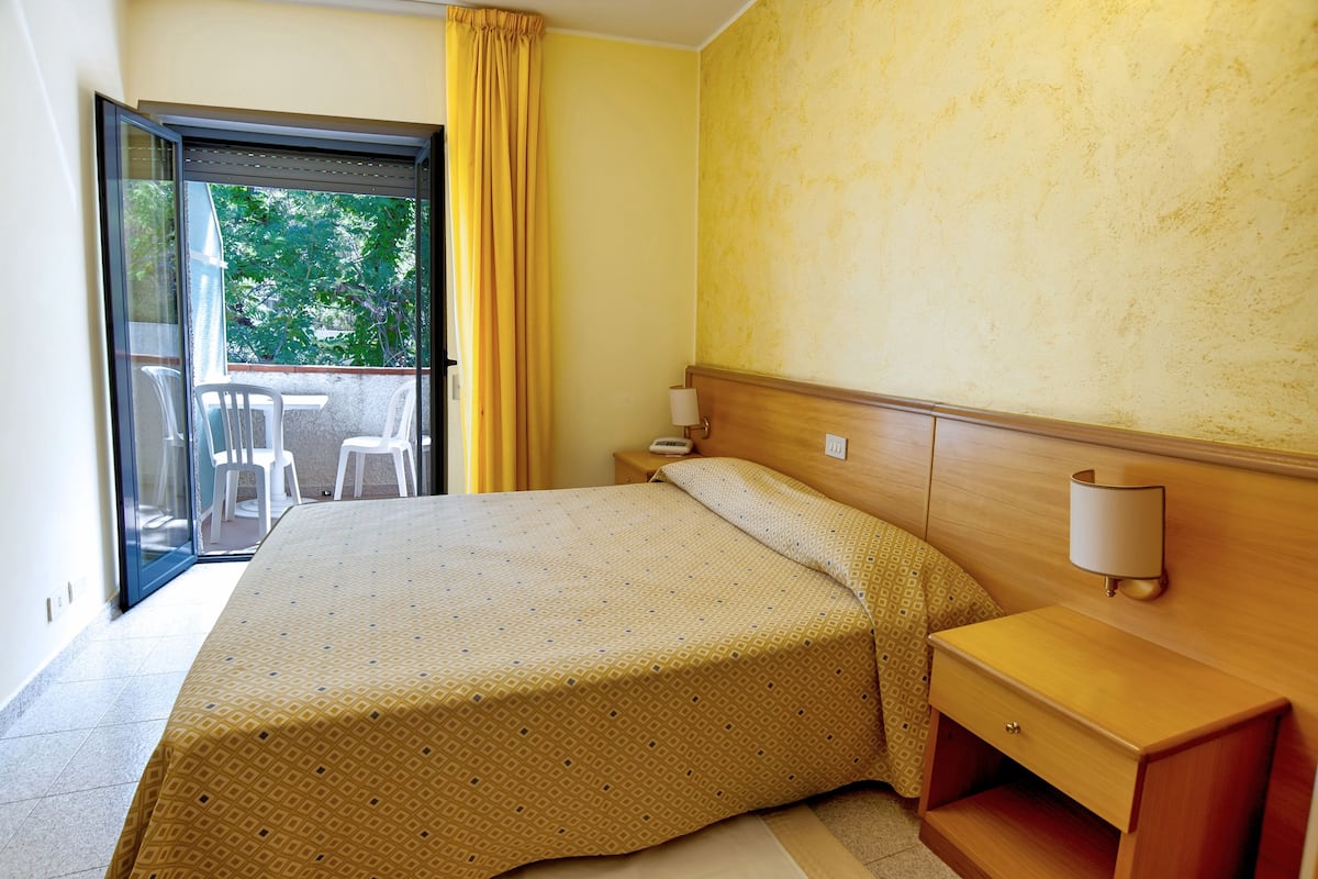 economy room, 1 queen bed, private bathroom, mountain view | minibar, in-room safe, desk, soundproofing