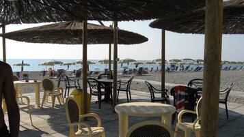 Playa privada, camas de playa gratis, sillas reclinables de playa
