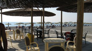 Playa privada, camas de playa gratis, sillas reclinables de playa