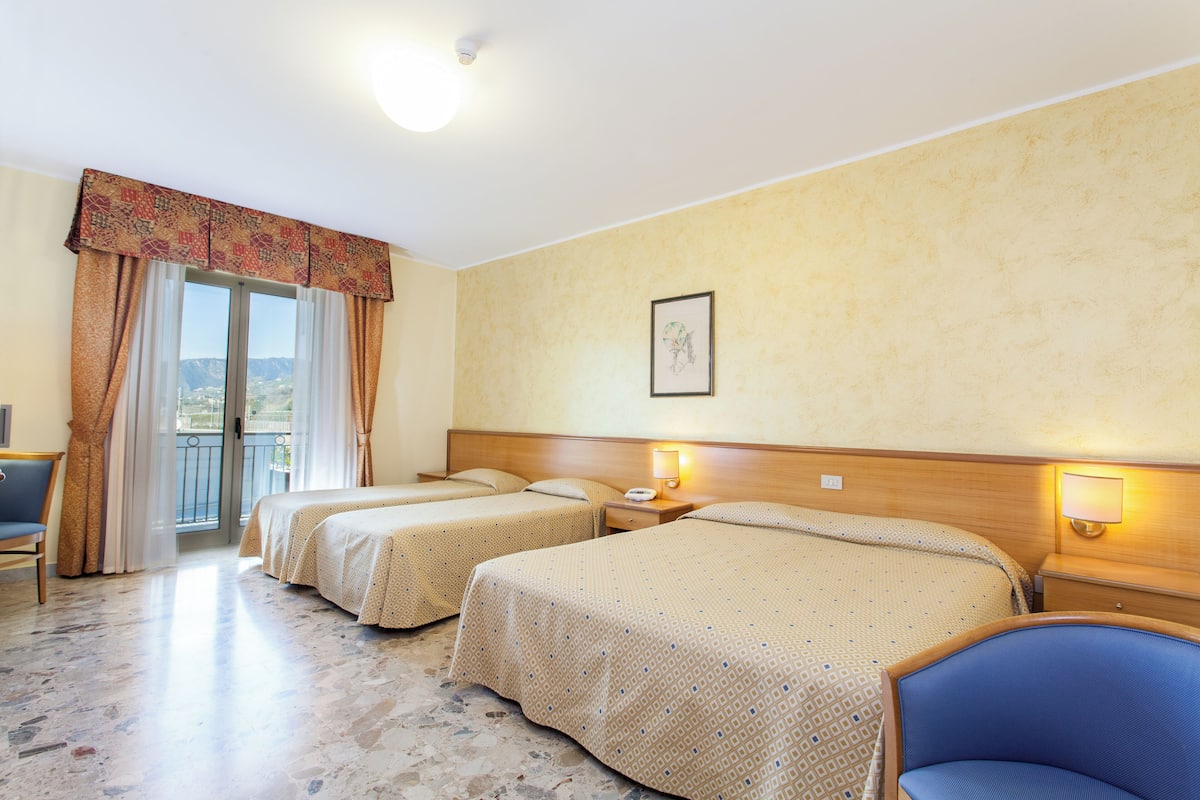 standard triple room | minibar, in-room safe, desk, soundproofing