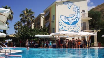 Outdoor pool, pool umbrellas, sun loungers