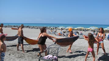 Plage privée, cabines gratuites, chaises longues, parasols
