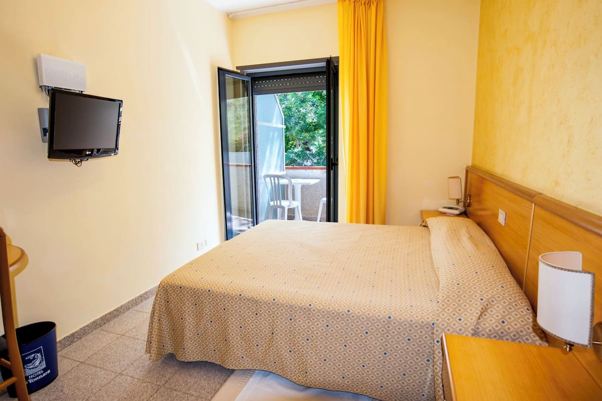 Economy-Zimmer, 1 Queen-Bett, eigenes Bad, Bergblick | Minibar, Zimmersafe, Schreibtisch, schallisolierte Zimmer