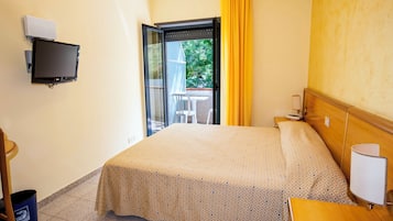 Economy kamer, 1 queensize bed, privébadkamer, uitzicht op bergen | Een minibar, een kluis op de kamer, een bureau, geluiddichte muren