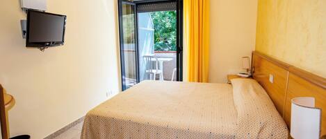 Minibar, caja de seguridad en la habitación y escritorio