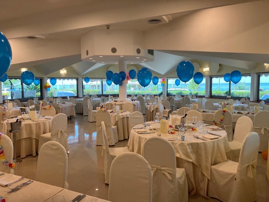 breakfast, lunch, dinner served; international cuisine